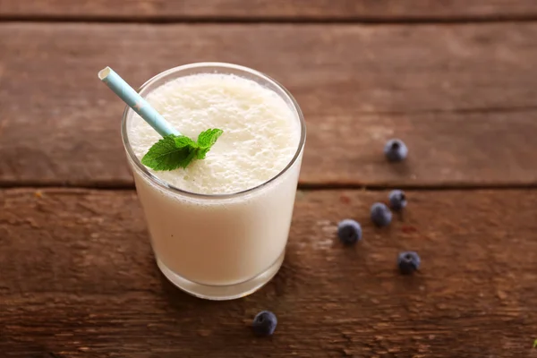 Iogurte fresco com hortelã e mirtilo — Fotografia de Stock