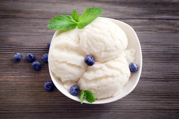 Glace à la vanille dans un bol — Photo