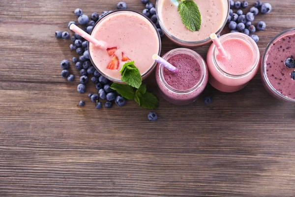 Berry yoghurt in een rij — Stockfoto
