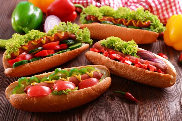 Hot dogs sur fond en bois gros plan — Photo