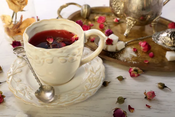 Teservis och tea rose blommor på bordet närbild — Stockfoto