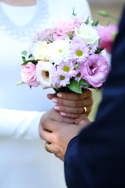 Menyasszony és vőlegény gazdaság esküvői csokor — Stock Fotó