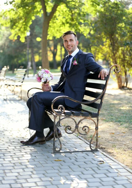 Sposo tenuta bouquet da sposa — Foto Stock