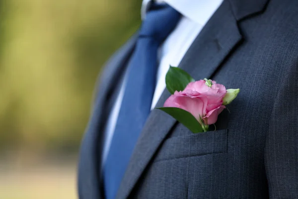 Brudgummen med boutonniere utomhus — Stockfoto