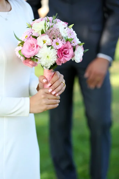 Menyasszony, esküvői csokor és a vőlegény a természet háttér — Stock Fotó