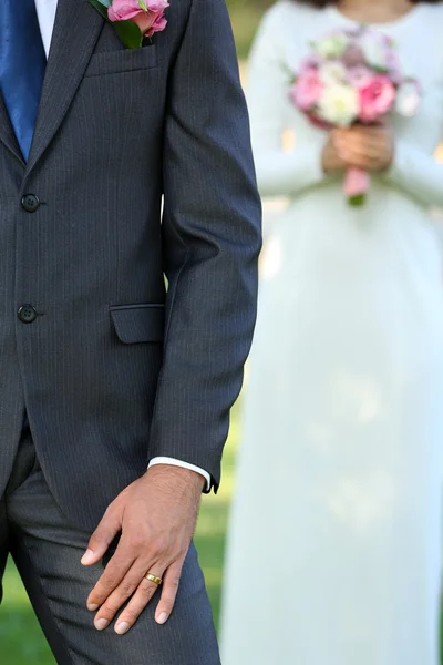 Brudgummen och bruden med bröllop bukett på natur bakgrund — Stockfoto
