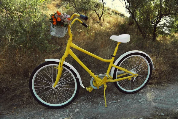 Cykel med blombukett — Stockfoto