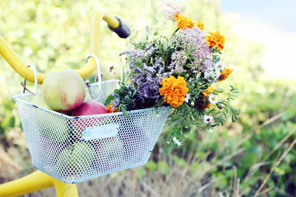 Korg med saftiga frukter och blommor — Stockfoto