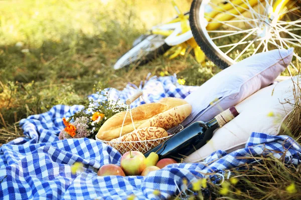 Altes gelbes Fahrrad und Picknick-Snack — Stockfoto