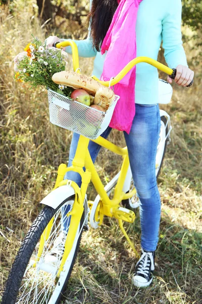 Kvinnan kör cykel — Stockfoto