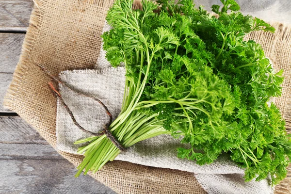 Fresh parsley on sackcloth napkin — Stock Photo, Image
