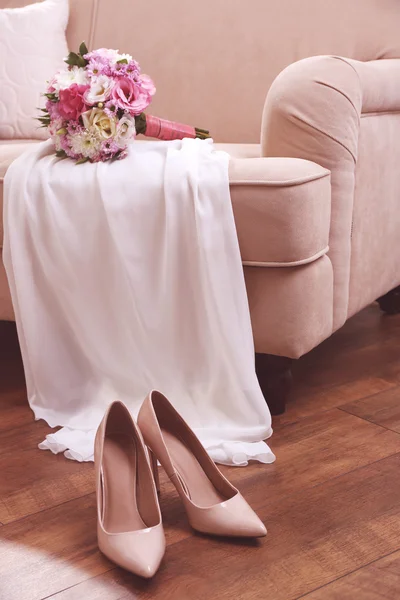 Brautstrauß, Brautjungfernkleid — Stockfoto
