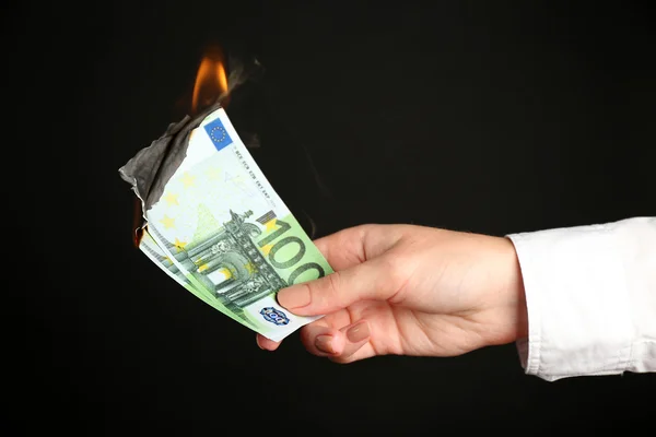 Mulher a queimar notas de euros — Fotografia de Stock