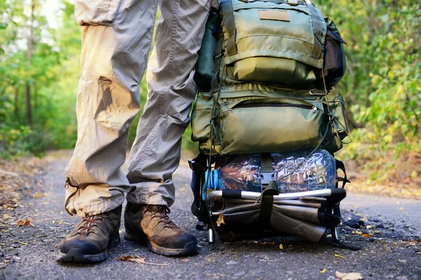 Turista na estrada perto da floresta — Fotografia de Stock