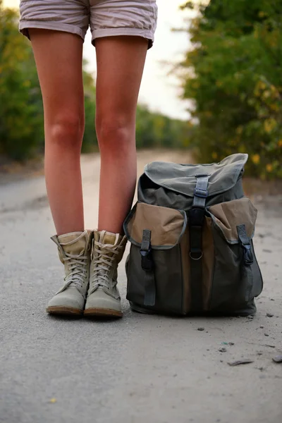 Tourist on road near forest — Stock Photo, Image