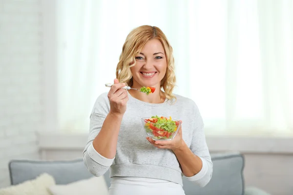 Hermosa mujer con ensalada — Foto de Stock