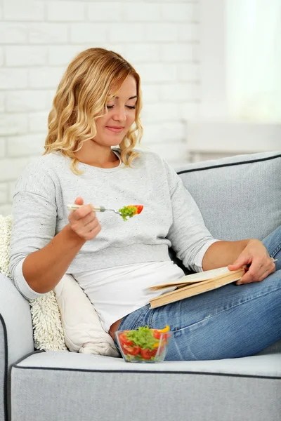 Krásná žena se salátem — Stock fotografie