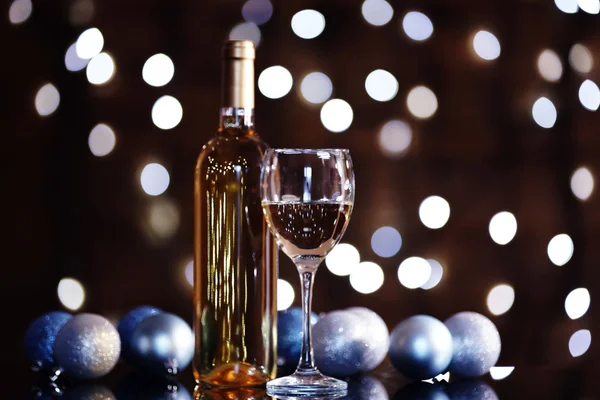 ワインおよびワインのガラスの瓶 — ストック写真