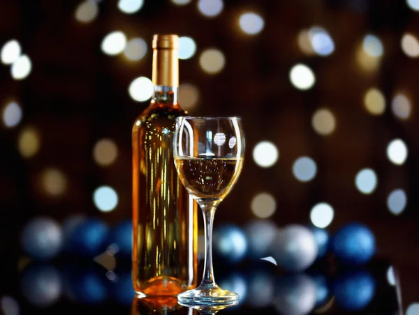 Botella de vino y copa de vino —  Fotos de Stock