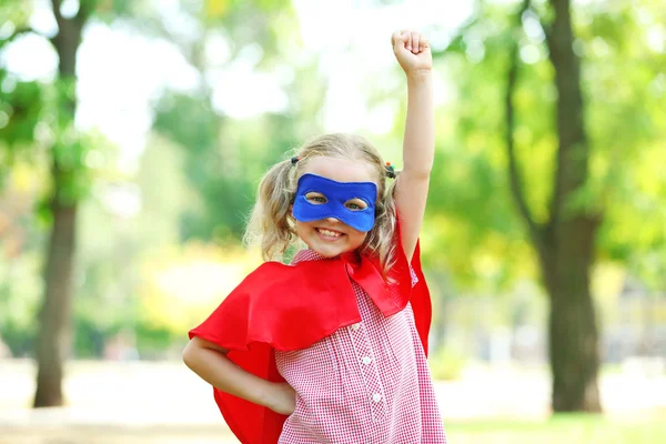 Süper kahraman parkta küçük kız — Stok fotoğraf