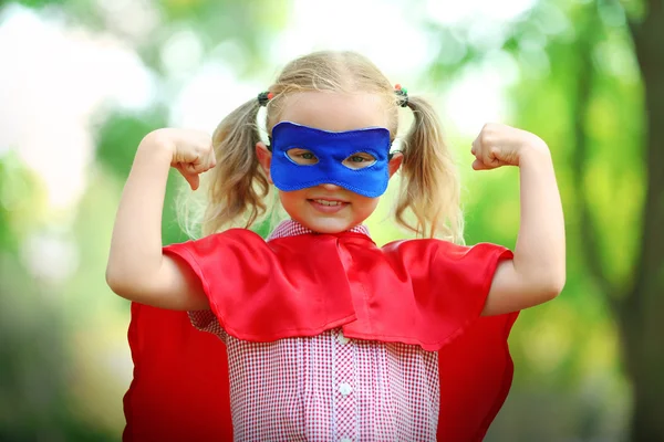 Superhéroe niña en el parque —  Fotos de Stock