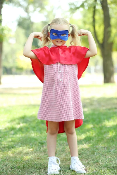 Menina super-herói no parque — Fotografia de Stock