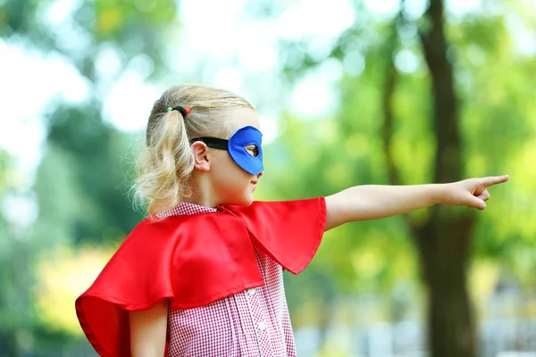 Superhjälte liten flicka på park — Stockfoto