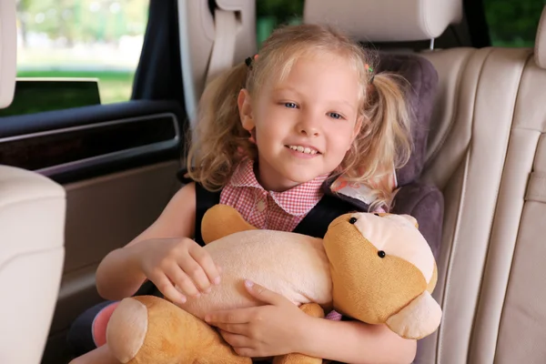 Menina feliz com ursinho de pelúcia — Fotografia de Stock