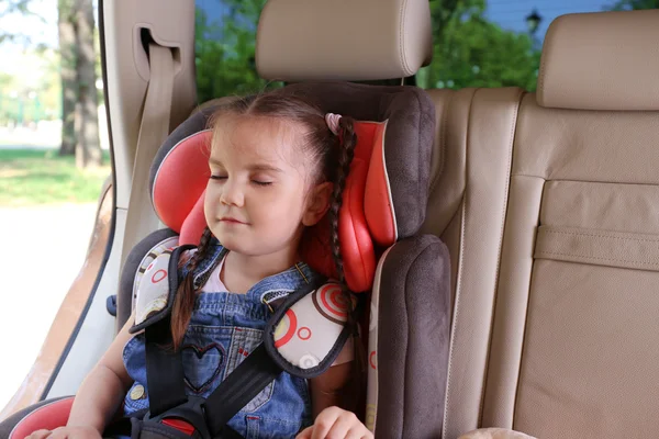 Мила дівчина спить в машині — стокове фото