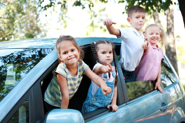 Crianças sorridentes no carro — Fotografia de Stock
