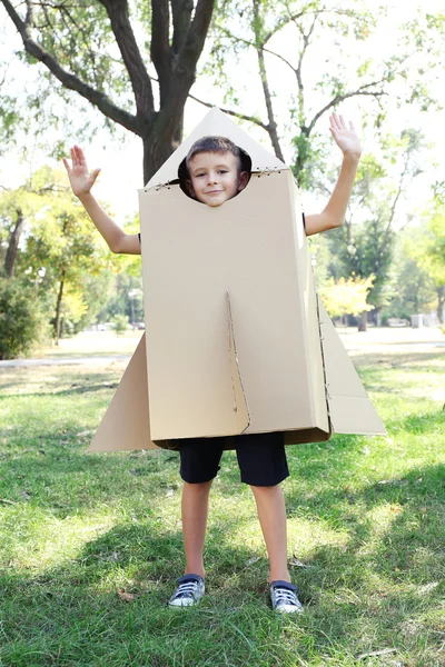 Grappige jongen in karton helm — Stockfoto