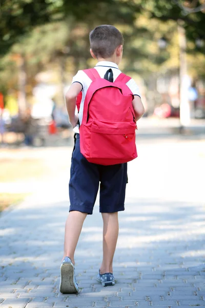 Jongetje met schooltas — Stockfoto