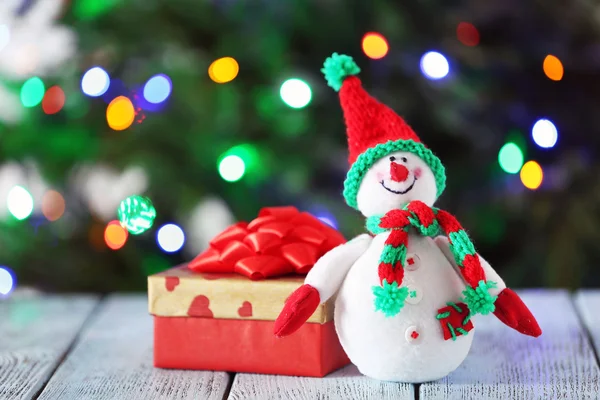 Bonhommes de neige mignons sur fond de Noël — Photo