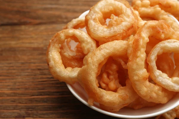 Anéis de batatas fritas na tigela — Fotografia de Stock