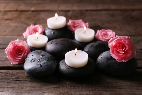 Tendresse composition relaxante avec cailloux, roses et bougies sur fond de bois — Photo