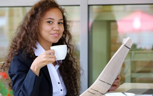 Frau auf der Terrasse eines Restaurants — Stockfoto