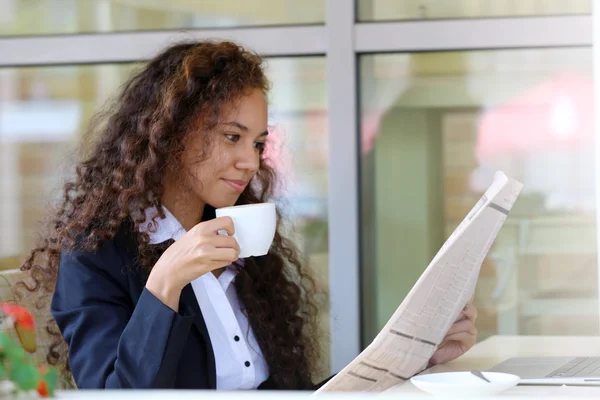 Frau auf der Terrasse eines Restaurants — Stockfoto