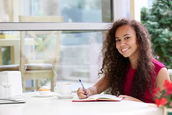 Femme sur la terrasse du restaurant — Photo