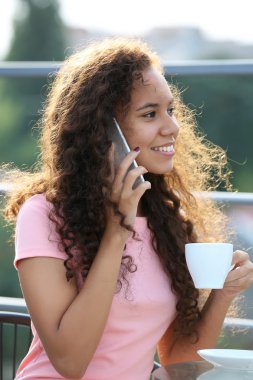 Cellphone tarafından konuşma ve kahve içme kadın