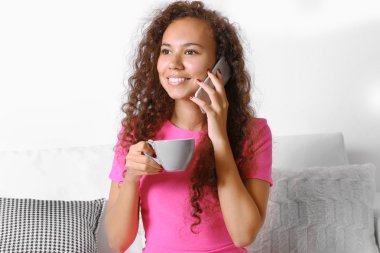 kahve ile cellphone tarafından bir kadın