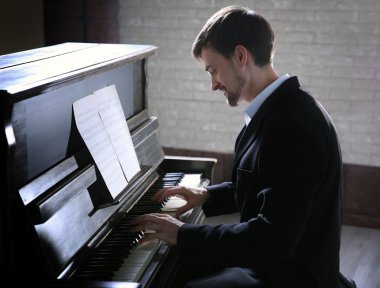 Yakışıklı adam piyano çalıyor