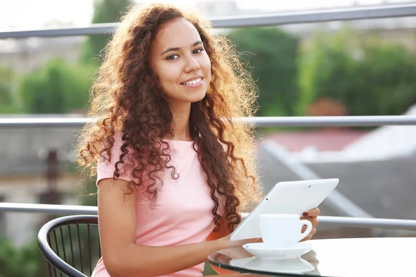 Menina bonita com tablet — Fotografia de Stock