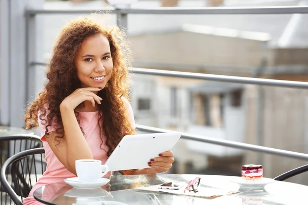 Hermosa joven con tableta — Foto de Stock