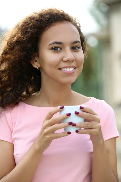 Vrouw koffie drinken op het zomerterras — Stockfoto