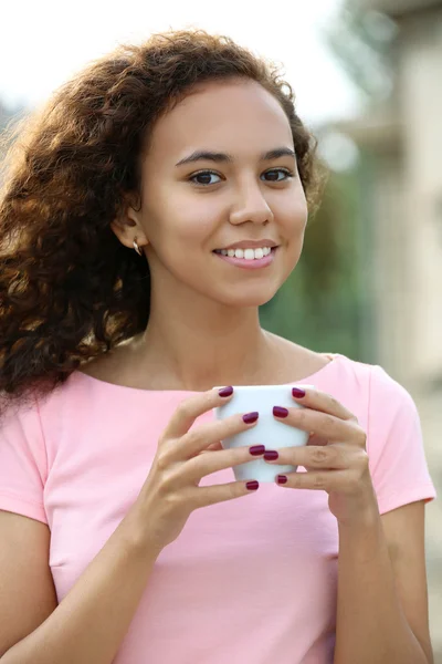 Donna che beve caffè sulla terrazza estiva — Foto Stock