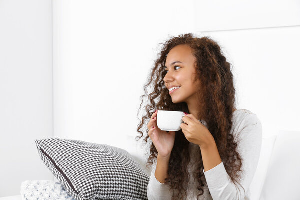 молодая красивая женщина пьет кофе
