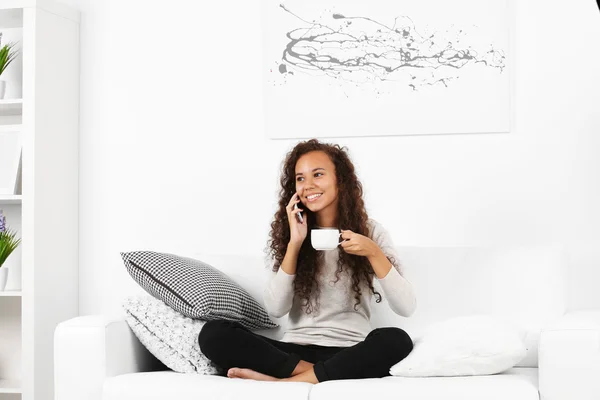 Mujer con taza de café hablando por teléfono celular — Foto de Stock