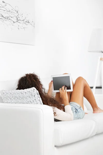 Frau auf Sofa mit Tablet — Stockfoto