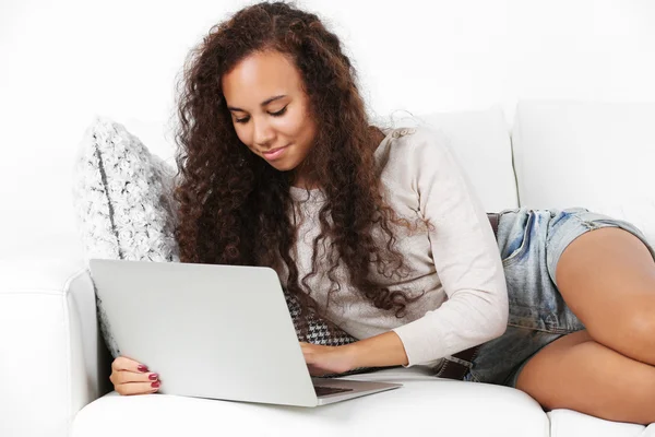 Ung kvinna soffan med laptop — Stockfoto