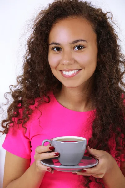 Giovane donna in camicia rosa bere caffè — Foto Stock
